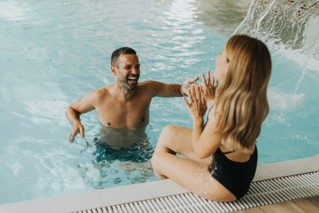 זוג בבריכת שחייה ביתית